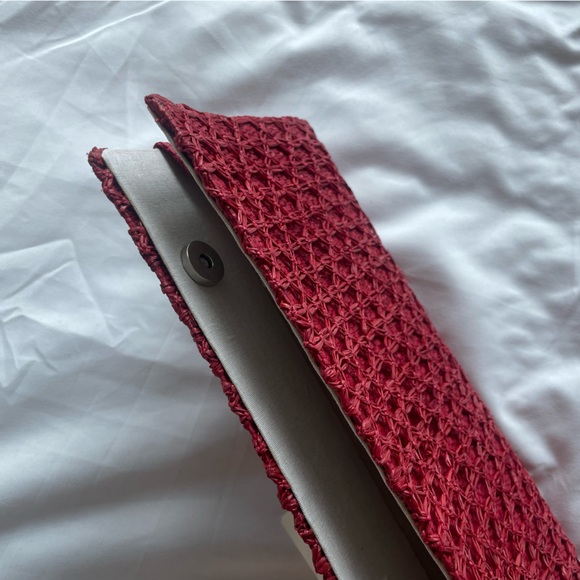 Hand-woven raffia clutch - Picture 3 of 6